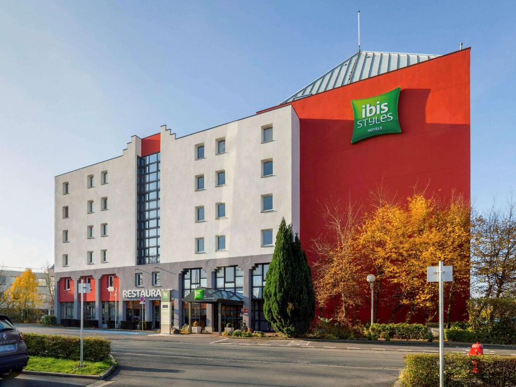 un edificio con una señal de autobús en el costado. en Ibis Styles Lille Marcq En Baroeul, en Marcq-en-Baroeul