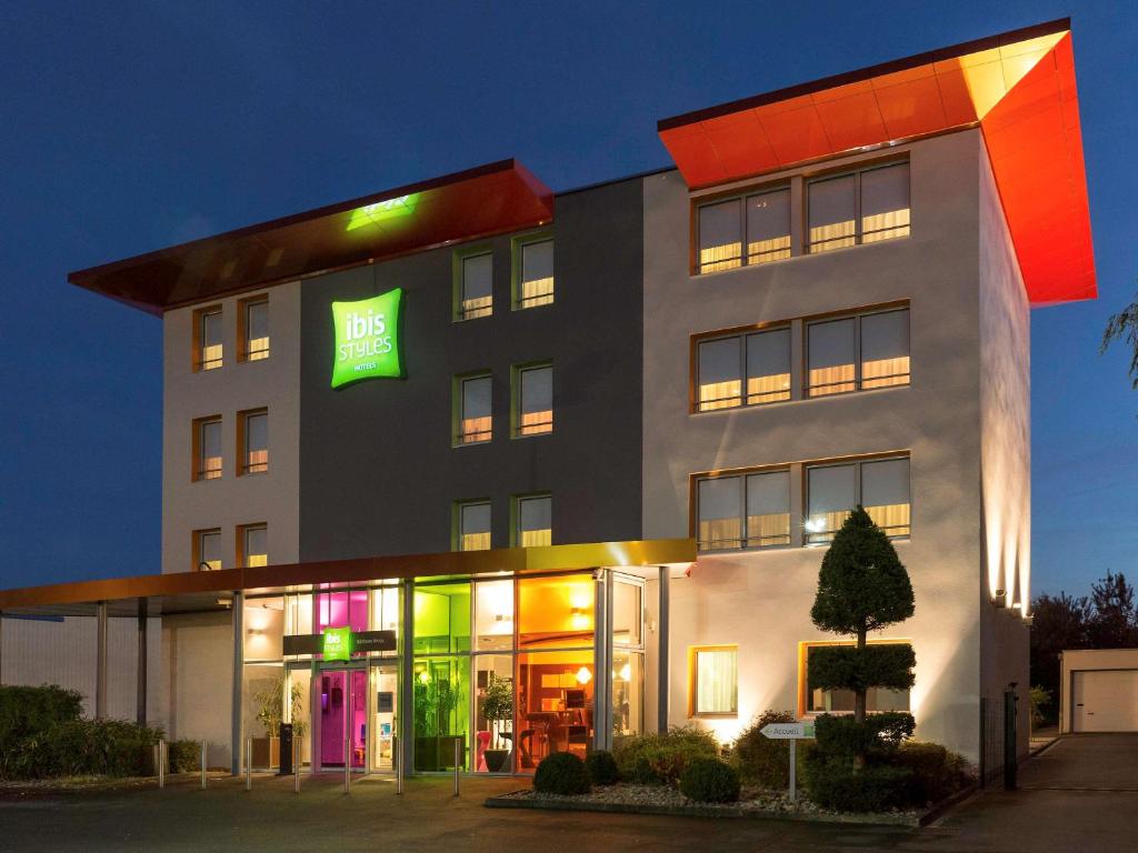 un edificio de hotel con un letrero verde. en ibis Styles Bethune Bruay la Buissière, en Bruay-la-Buissiere