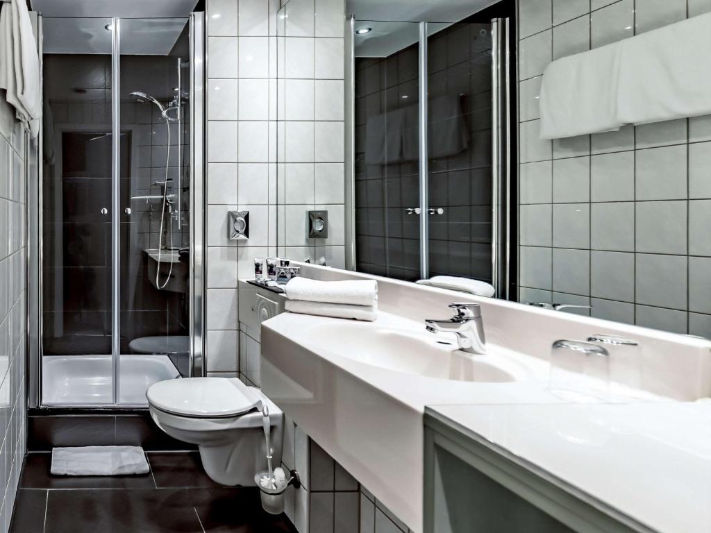 Um banheiro em Mercure Frankfurt City Messe