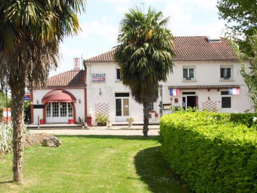 un bâtiment avec un palmier en face d'une cour dans l'établissement Auberge de Lamagistere, à Lamagistère