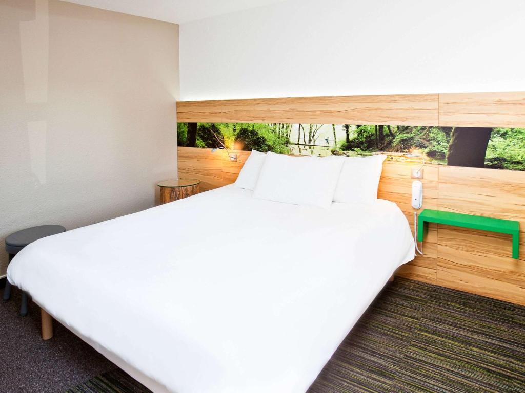 Postel nebo postele na pokoji v ubytování ibis Styles Sarrebourg