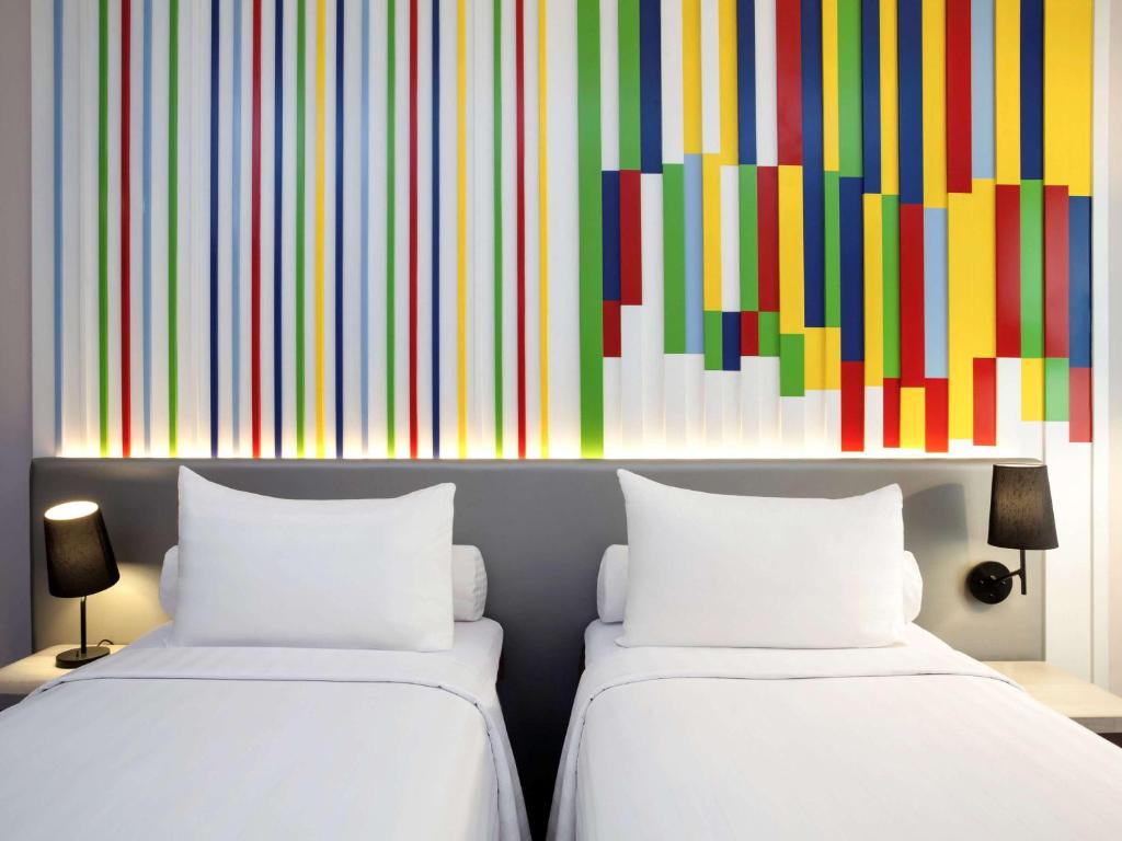 Postel nebo postele na pokoji v ubytování Ibis Styles Jakarta Mangga Dua Square