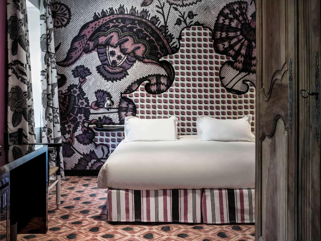 Postel nebo postele na pokoji v ubytování Jules César Hotel & Spa Arles - MGallery Collection