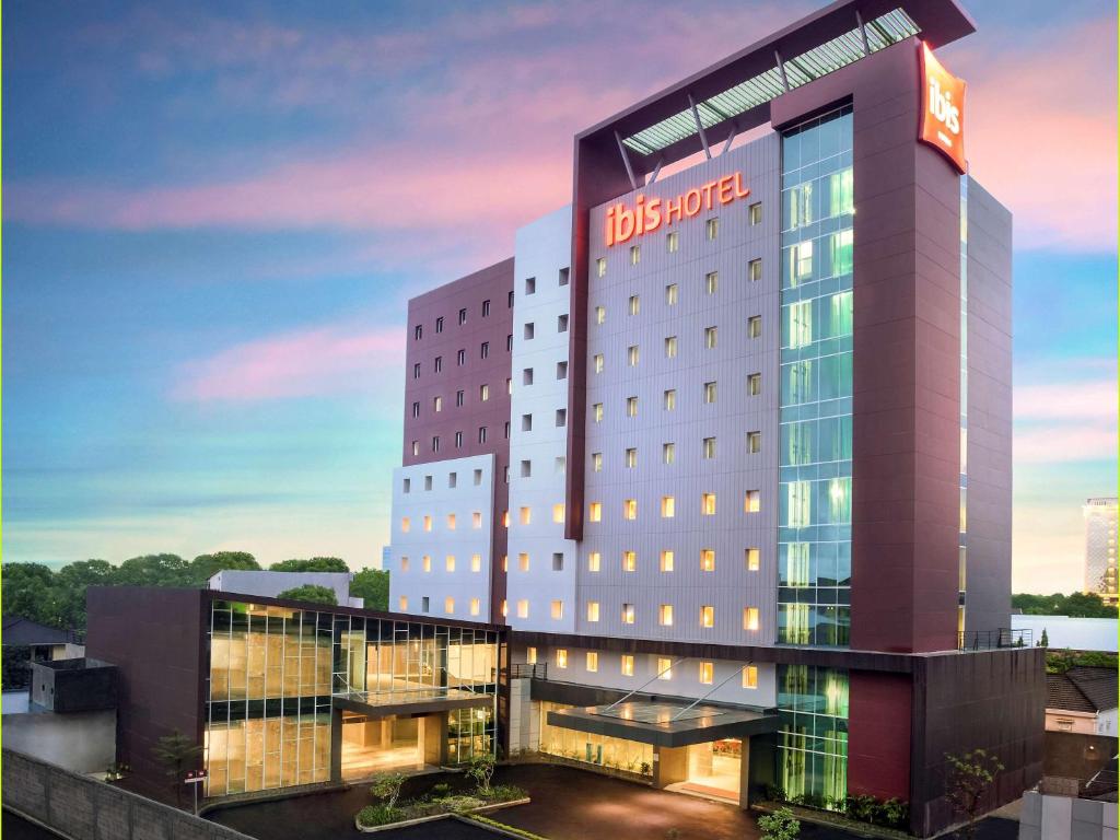 a rendering of a hotel with a building at Ibis Makassar City Center in Makassar