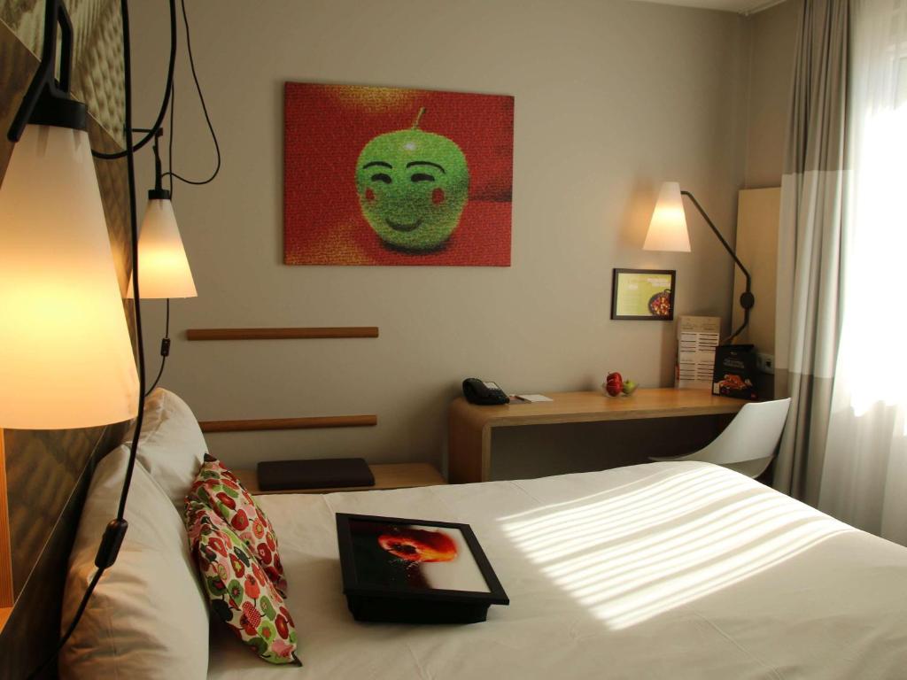 Postel nebo postele na pokoji v ubytování Ibis Berlin Hauptbahnhof