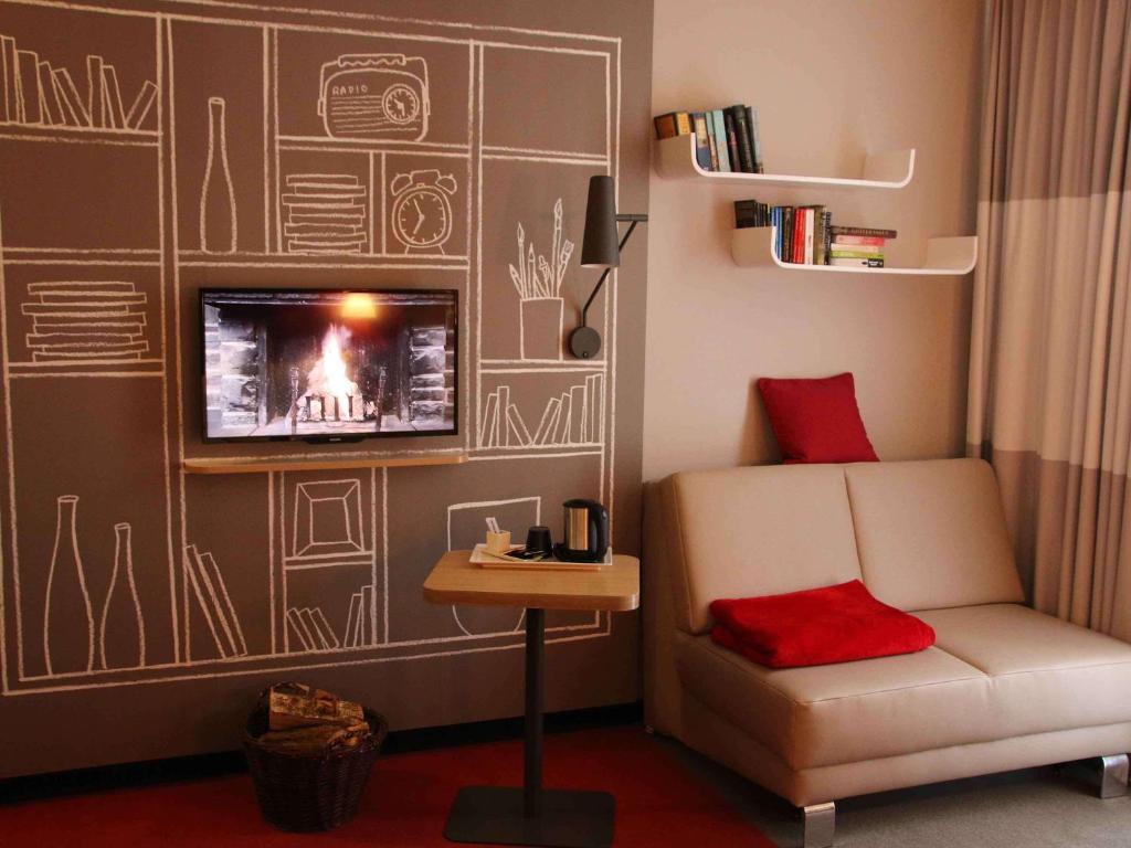 TV a/nebo společenská místnost v ubytování Ibis Berlin Hauptbahnhof