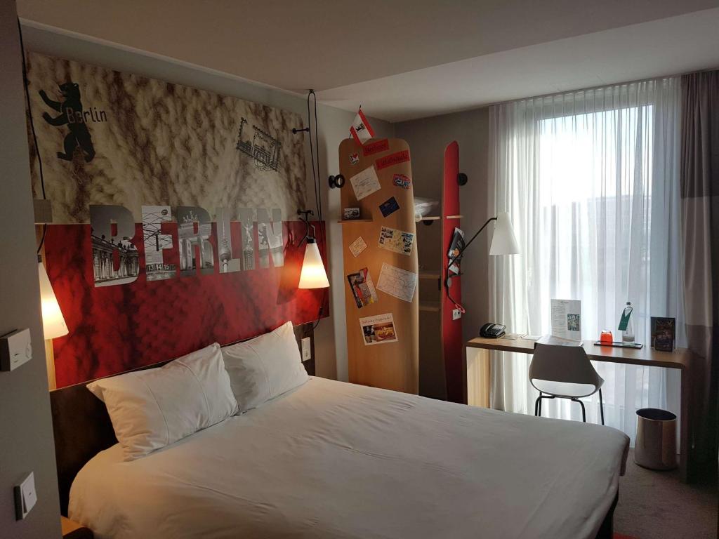 Postel nebo postele na pokoji v ubytování Ibis Berlin Hauptbahnhof