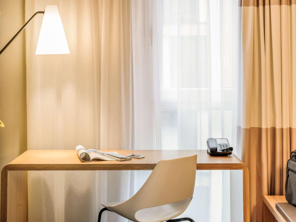TV a/nebo společenská místnost v ubytování Ibis Berlin Hauptbahnhof