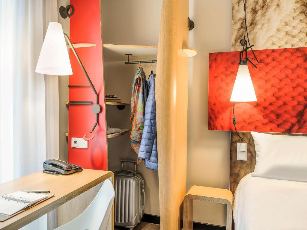Postel nebo postele na pokoji v ubytování Ibis Berlin Hauptbahnhof