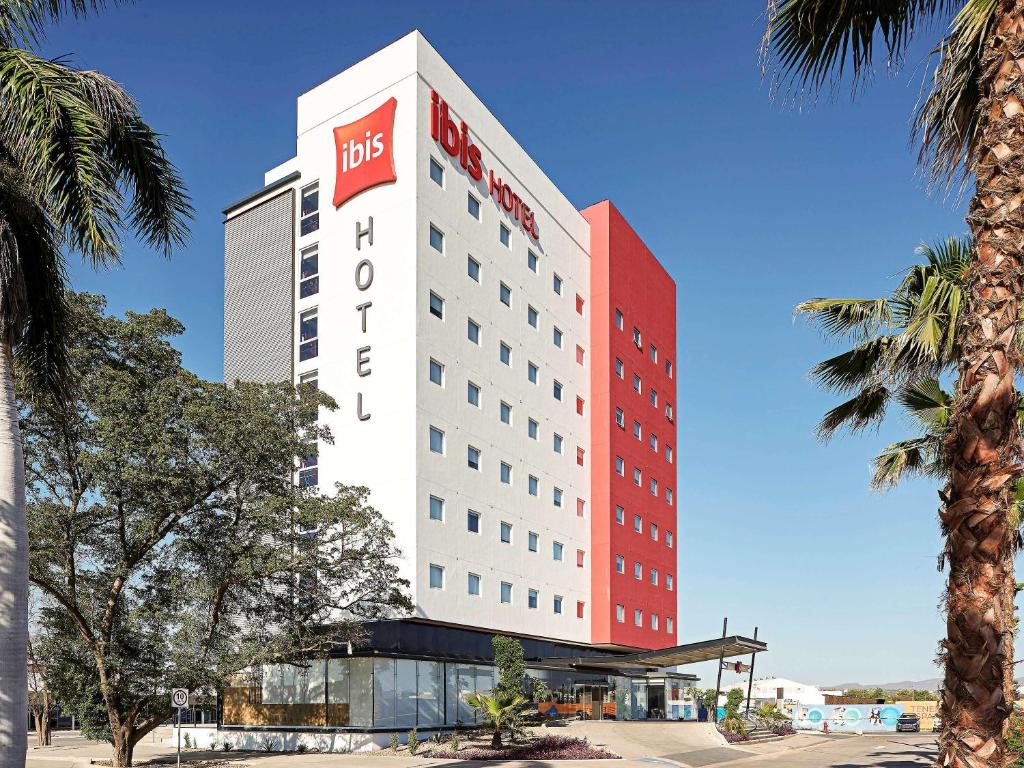 un hotel con un edificio rojo y blanco en Ibis Culiacan, en Culiacán
