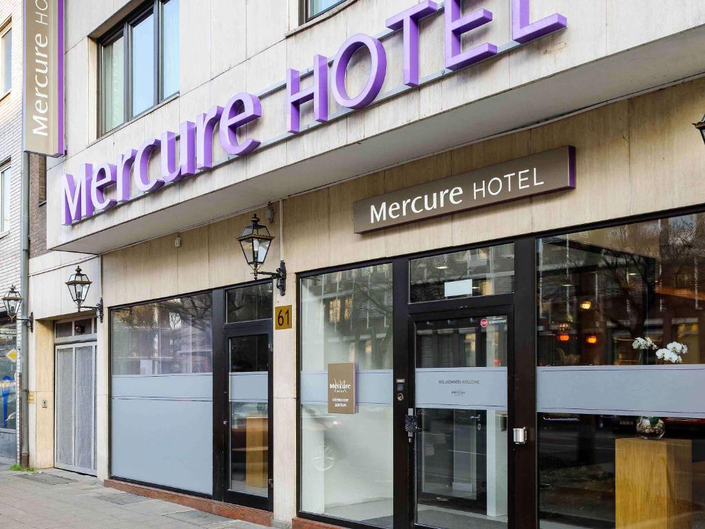 een bord van een metrohotel aan de zijkant van een gebouw bij Mercure Hotel Düsseldorf Zentrum in Düsseldorf