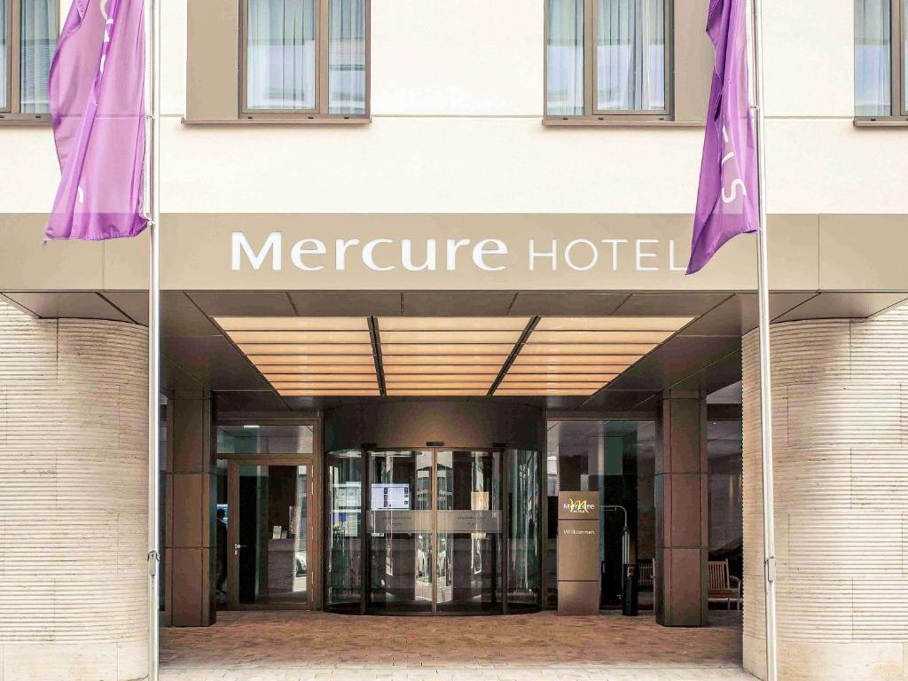 una señal de hotel mercure frente a un edificio en Mercure Hotel Wiesbaden City, en Wiesbaden