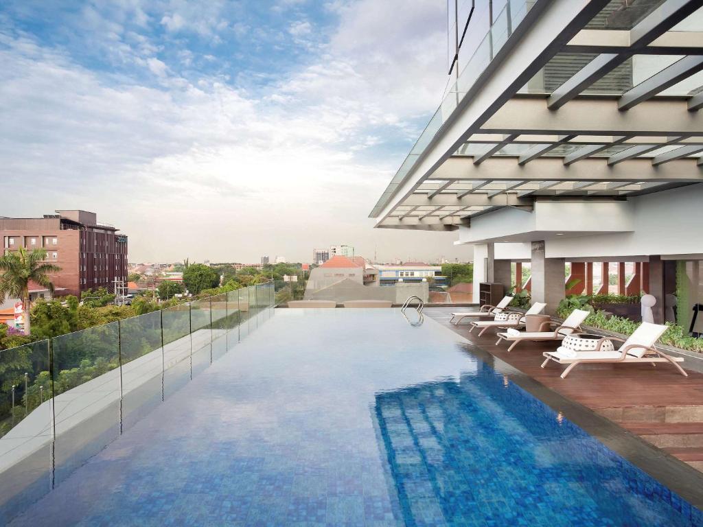 スラバヤにあるThe Southern Hotel Surabaya Formerly Ibis Styles Surabaya Jemursariの屋根のスイミングプール