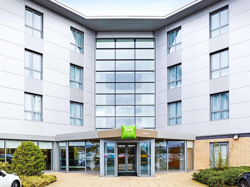 un edificio de oficinas con un cartel de arrendamiento delante de él en ibis Styles Barnsley, en Barnsley