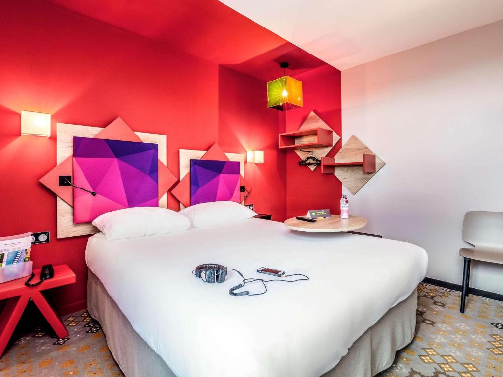Postel nebo postele na pokoji v ubytování ibis styles Albi Centre Le Theatro