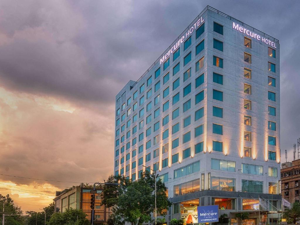 ein Gebäude mit einem Schild an der Seite in der Unterkunft Mercure Hyderabad KCP Banjara Hills, An Accor Hotel in Hyderabad