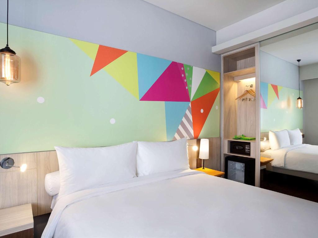 Postel nebo postele na pokoji v ubytování Ibis Styles Jakarta Sunter
