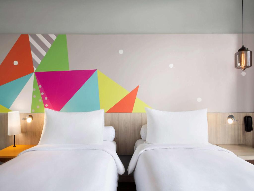 Postel nebo postele na pokoji v ubytování Ibis Styles Jakarta Sunter