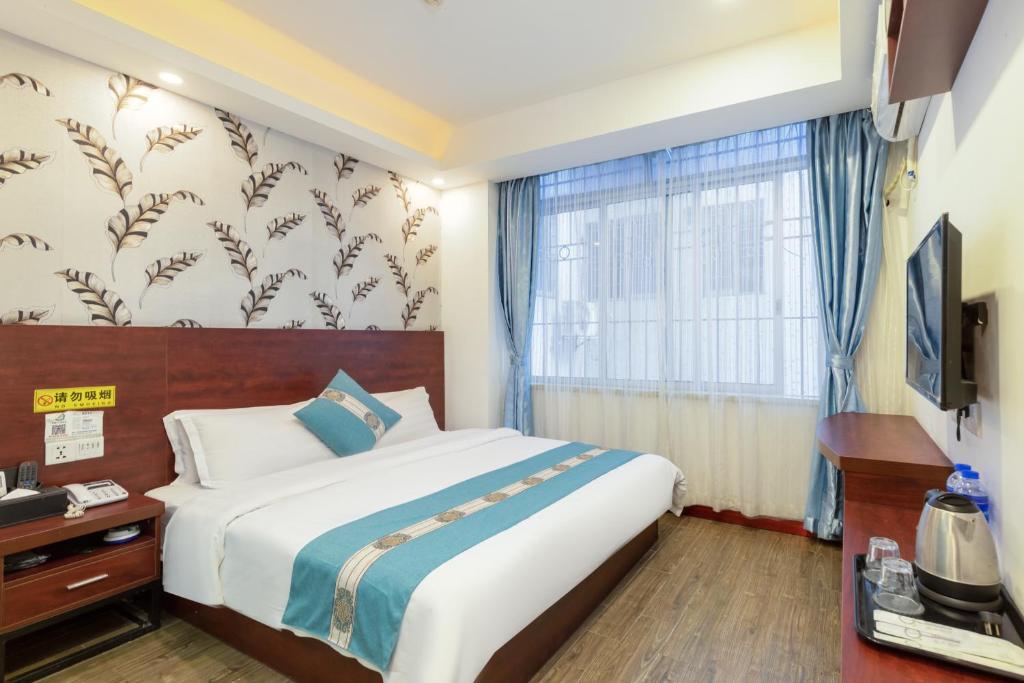 Un dormitorio con una cama grande y una ventana en YIMI Hotel Guangzhou International Convention and Exhibition Center Guangzhou Tower Branch, en Guangzhou