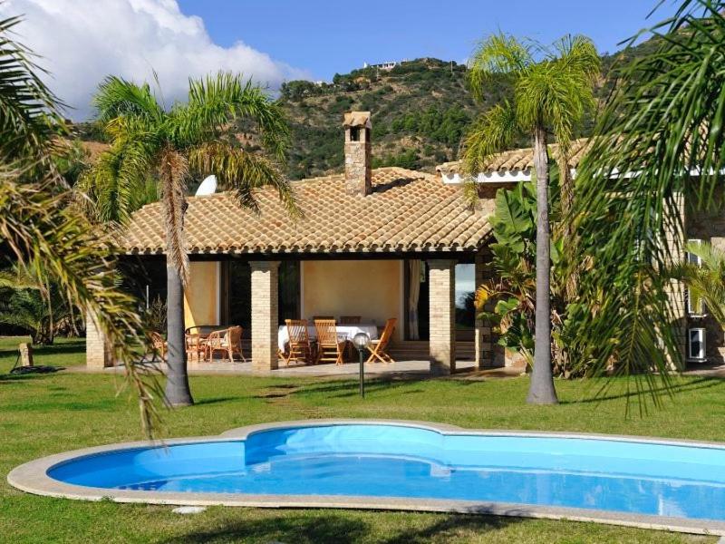 Het zwembad bij of vlak bij Villa Palmetto