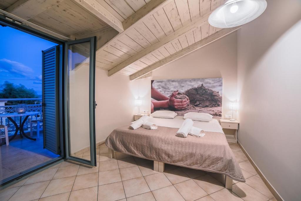 Ein Bett oder Betten in einem Zimmer der Unterkunft Pierros Hotel