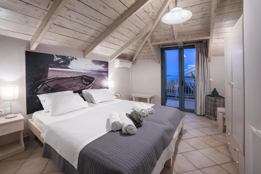 1 dormitorio con 1 cama grande y toallas. en Pierros Hotel en Laganas