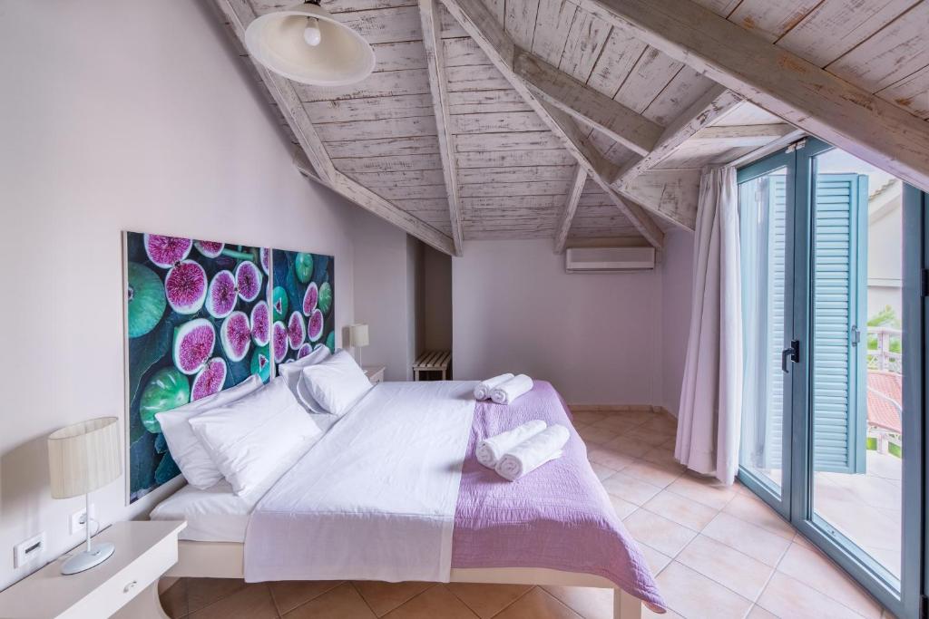 Ein Bett oder Betten in einem Zimmer der Unterkunft Pierros Hotel