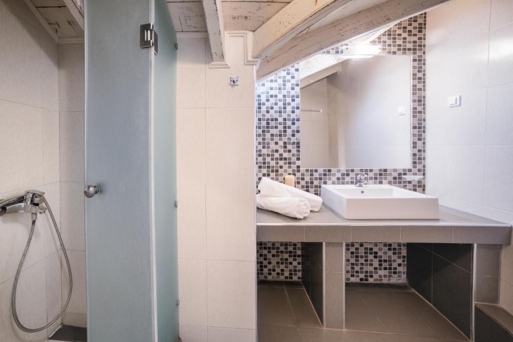 Ein Badezimmer in der Unterkunft Pierros Hotel