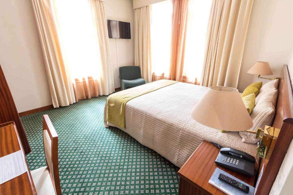 Uma televiso e/ou sistema de entretenimento em Hotel Eurosol Gouveia