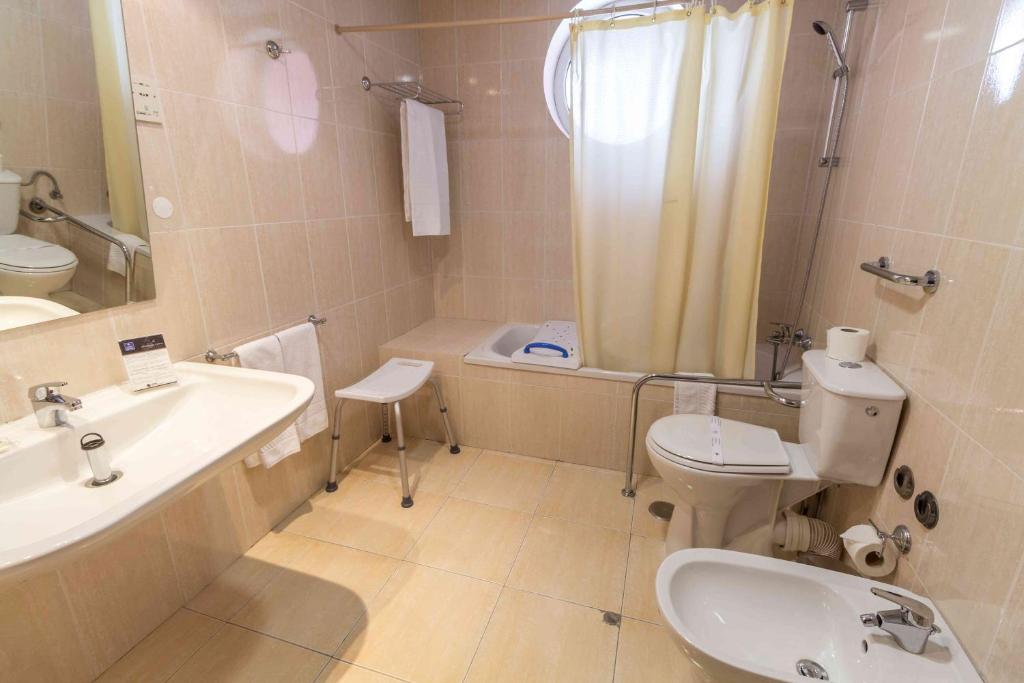 Uma casa de banho em Hotel Eurosol Gouveia