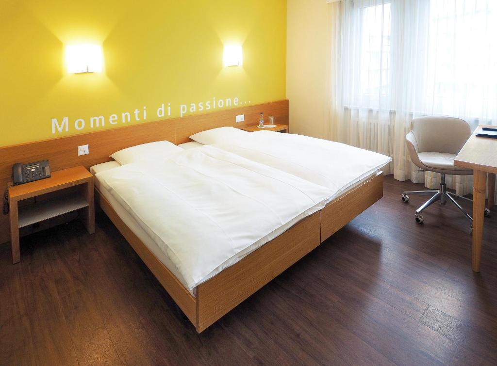 Postel nebo postele na pokoji v ubytování Sommerau-Ticino Swiss Quality Hotel