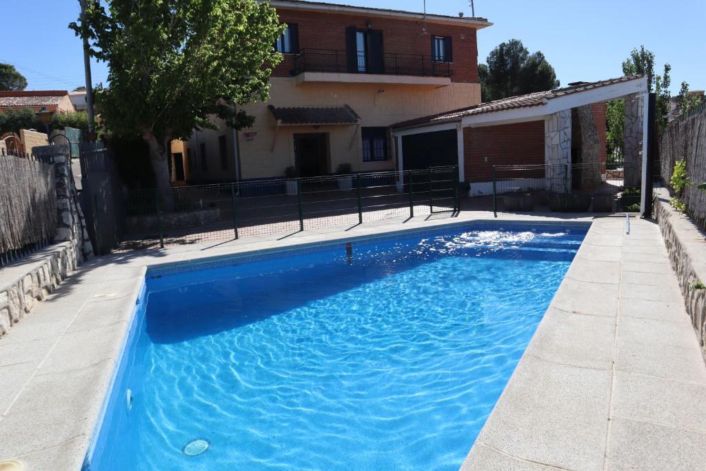 Bazén v ubytování Casa rural las Eras nebo v jeho okolí