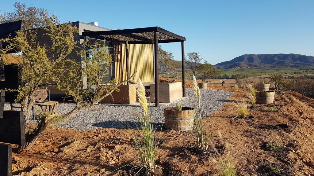 une petite maison au milieu d'un champ dans l'établissement Echazarreta Vineyards, à Casablanca