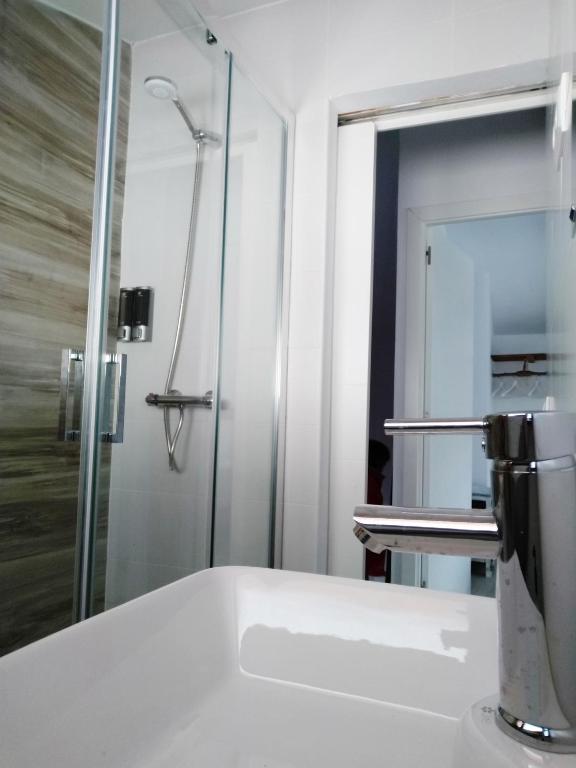 un baño con lavabo y ducha en Casa Rural Teresa, en El Molar