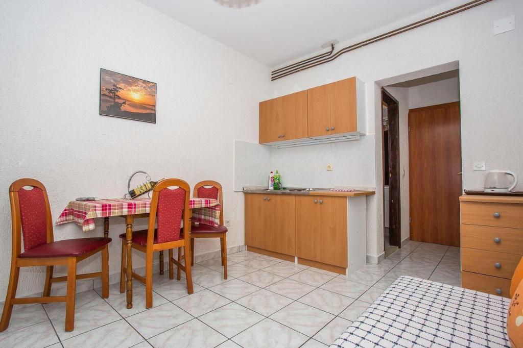 Kuchyňa alebo kuchynka v ubytovaní Apartments Mira on the Peljesac peninsula