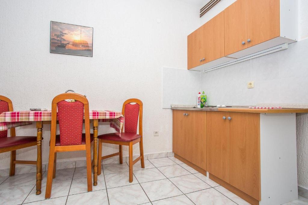 Kuchyňa alebo kuchynka v ubytovaní Apartments Mira on the Peljesac peninsula
