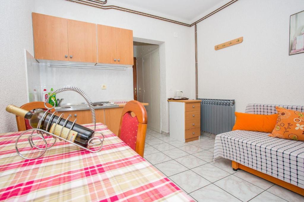 Kuchyňa alebo kuchynka v ubytovaní Apartments Mira on the Peljesac peninsula
