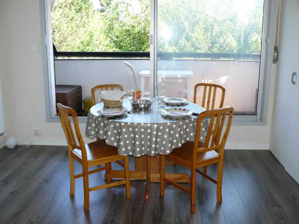 a dining room table with a polka dot table cloth at Sauvagere, studio à Carnac in Carnac