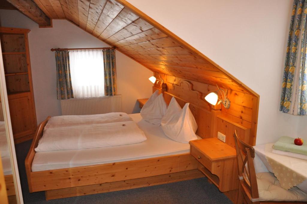 Untersulzberghof tesisinde bir odada yatak veya yataklar