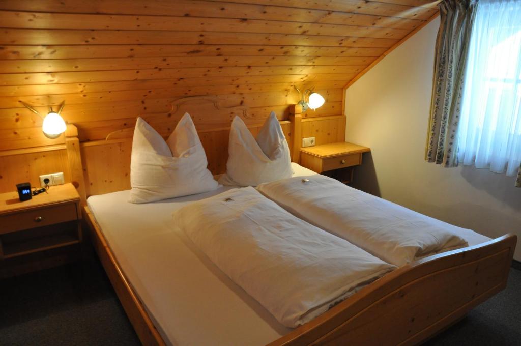 Untersulzberghof tesisinde bir odada yatak veya yataklar