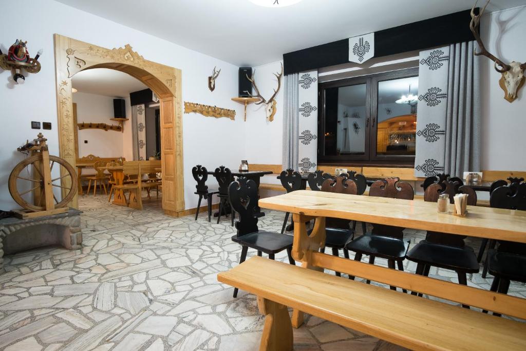 Reštaurácia alebo iné gastronomické zariadenie v ubytovaní Willa Pod Wierchami
