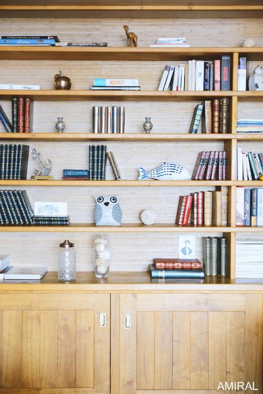 a book shelf filled with lots of books at Aux Premières Loges in Fécamp