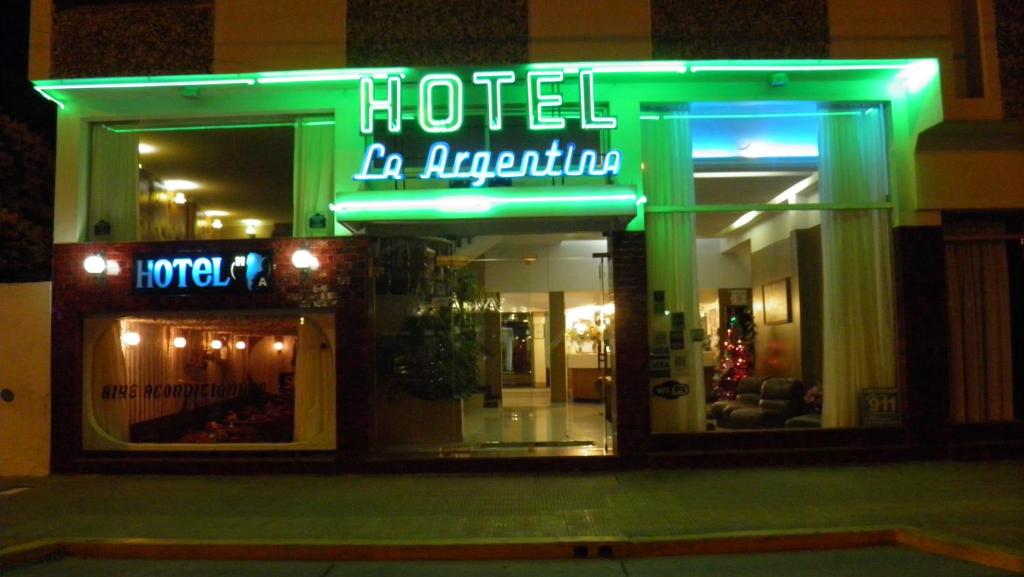 un hotel la antigua iluminado por la noche en Hotel La Argentina en San Clemente del Tuyú