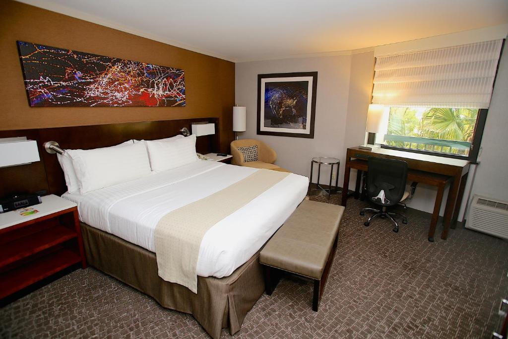 Holiday Inn Long Beach - Airport, an IHG Hotel - Premium King Room