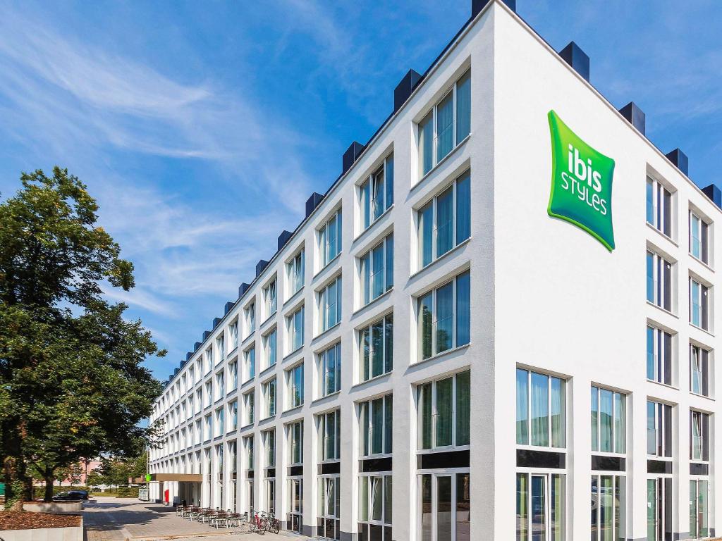 een kantoorgebouw met een bord erop bij ibis Styles Rastatt Baden-Baden in Rastatt