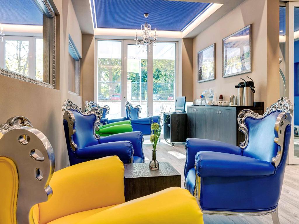 Ein Sitzbereich in der Unterkunft ibis Styles Rastatt Baden-Baden