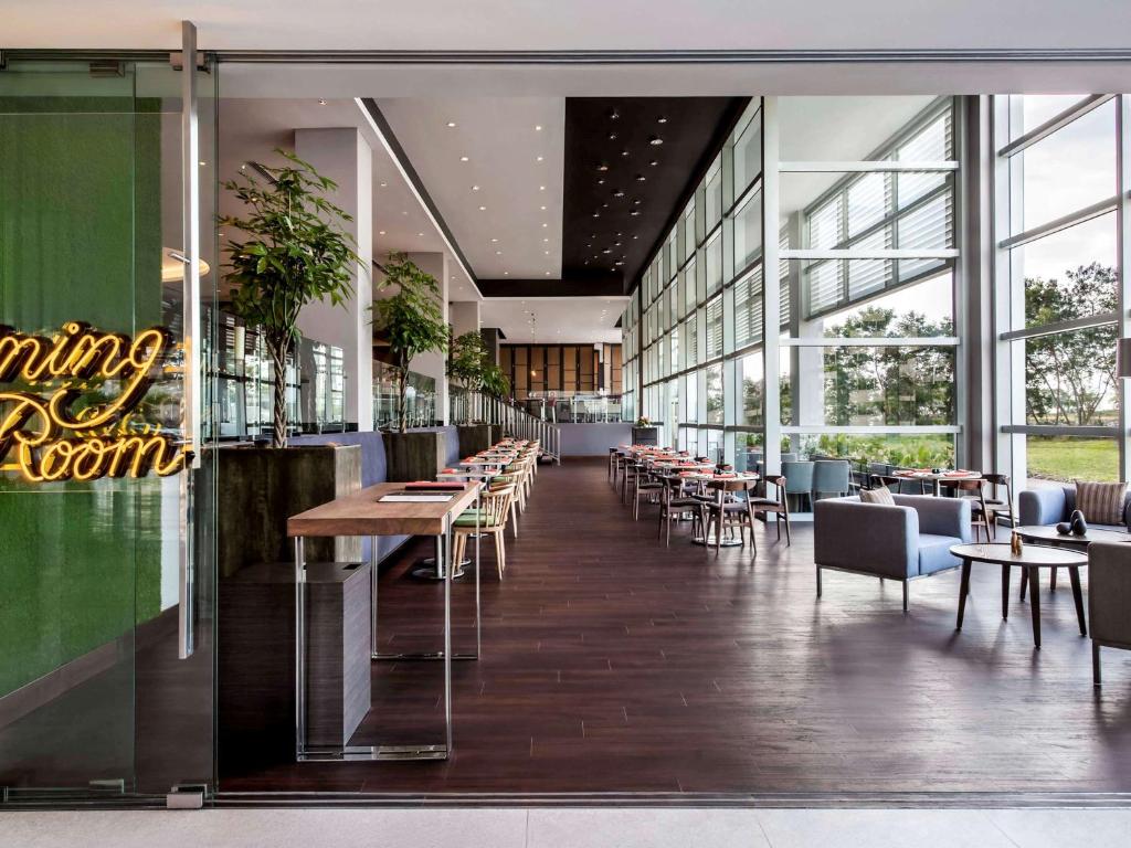 Restaurace v ubytování Pullman Miri Waterfront
