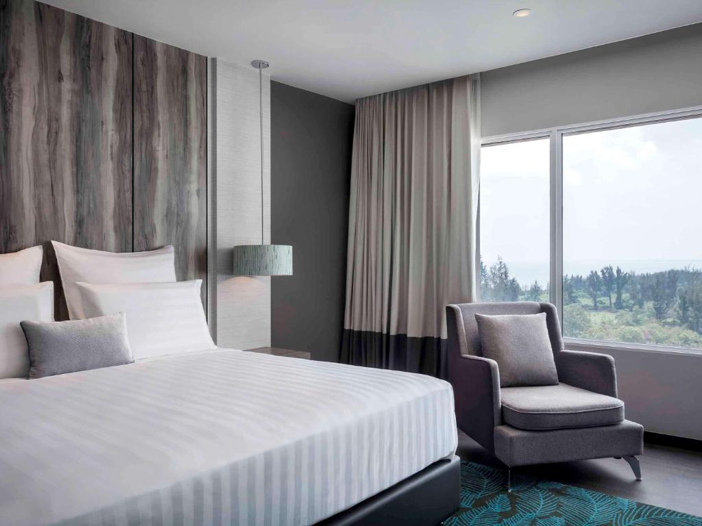 Postel nebo postele na pokoji v ubytování Pullman Miri Waterfront