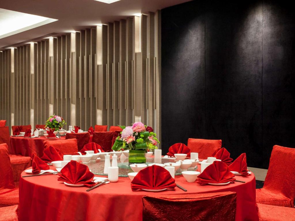 Restaurace v ubytování Pullman Miri Waterfront