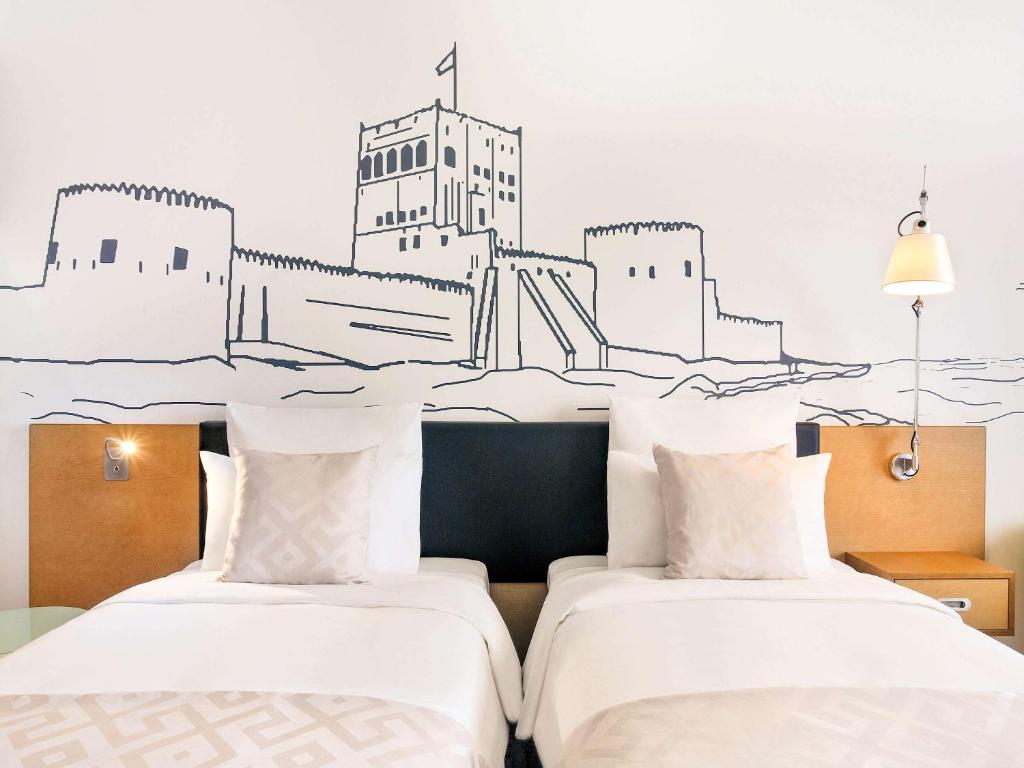 Postel nebo postele na pokoji v ubytování Mercure Sohar